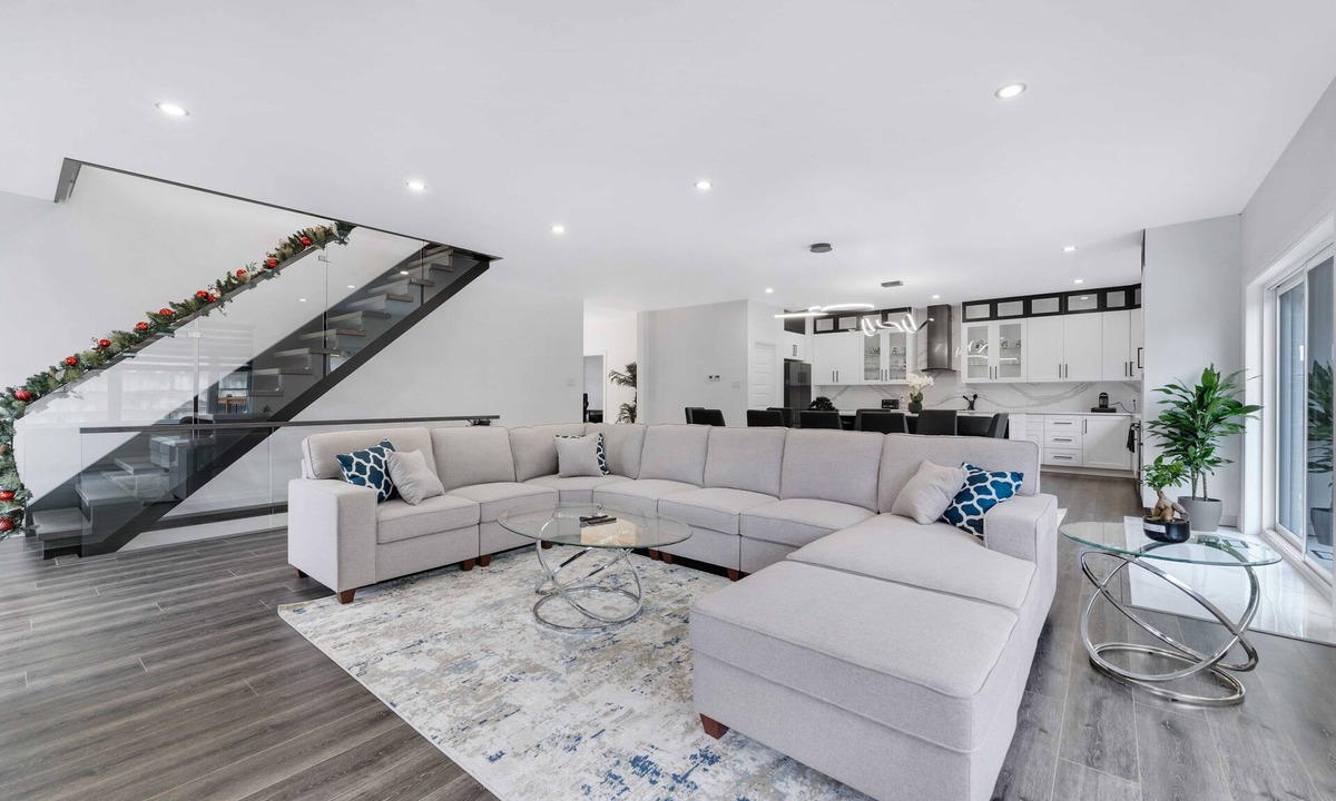 Downtown Gatineau House | Luxury Gatineau Home 11km to DT Ottawa: Hot Tub, BBQ & Fire Pit