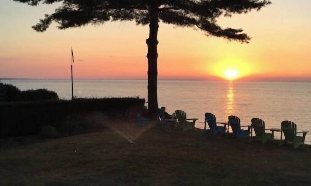 Port Dalhousie House | Luxury Lake Ontario Beachfront Home w/Fire Pits, Fireplace & Sunset Views
