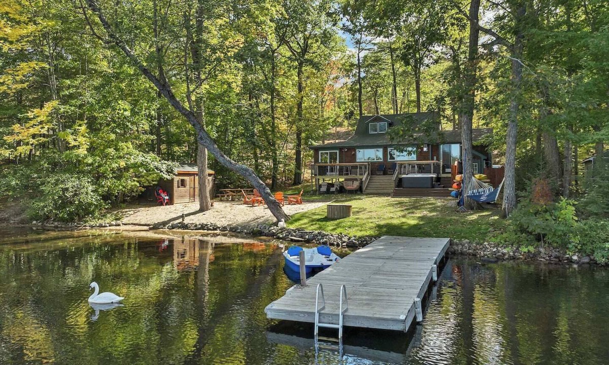 East Wakefield House | Luxury Lakefront Retreat | Hot Tub | New Hampshire Lake House