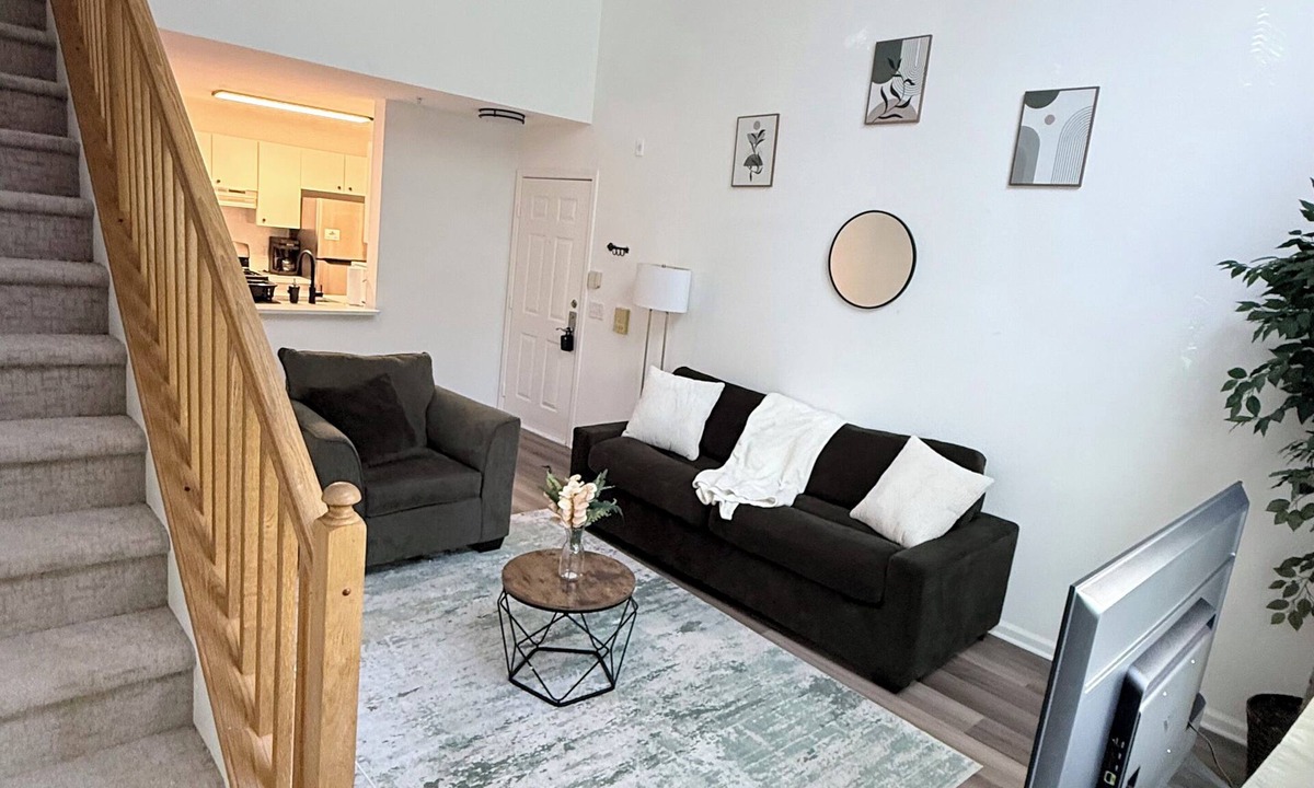 Orange House | Luxury Loft Pool Gym Free Parking Near Yale