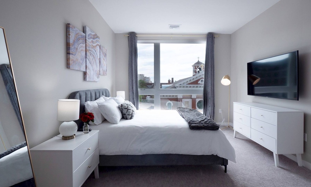 The Hill Apartment | Luxury Monthly 2BR / 2BA Apt w/ Parking & Gym