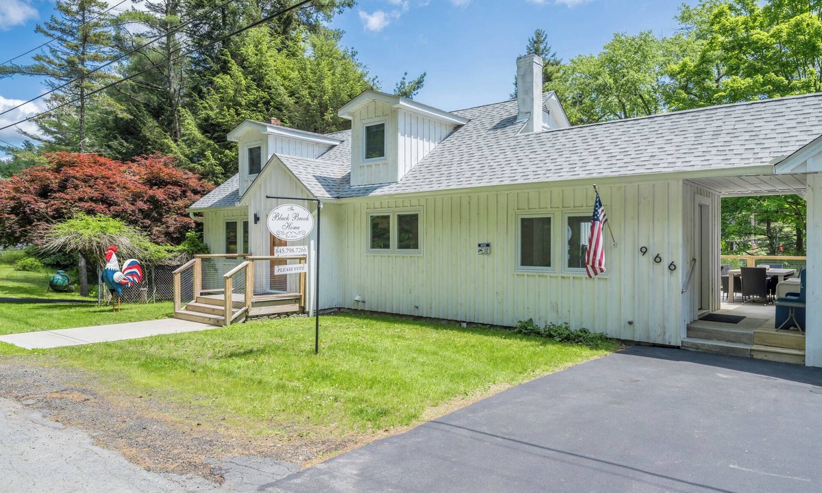 Forestburgh House | Luxury Retreat w/Hot Tub - near Bethel Woods!