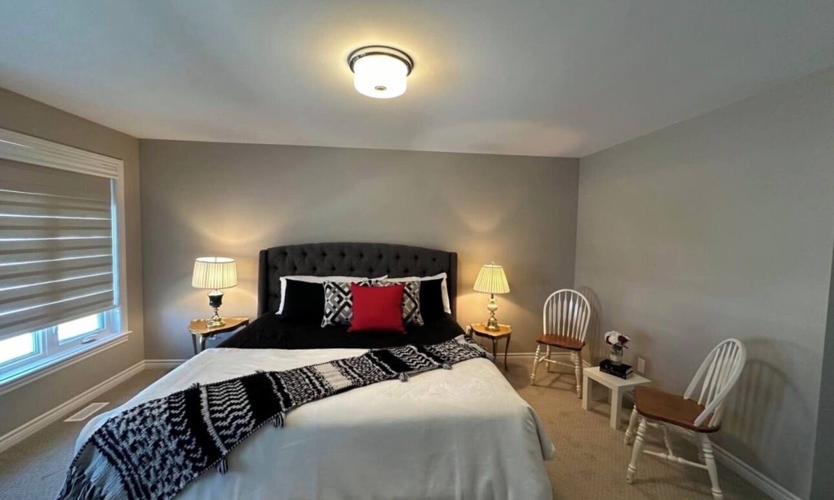 Ottawa Division House | Luxury room with private bathroom