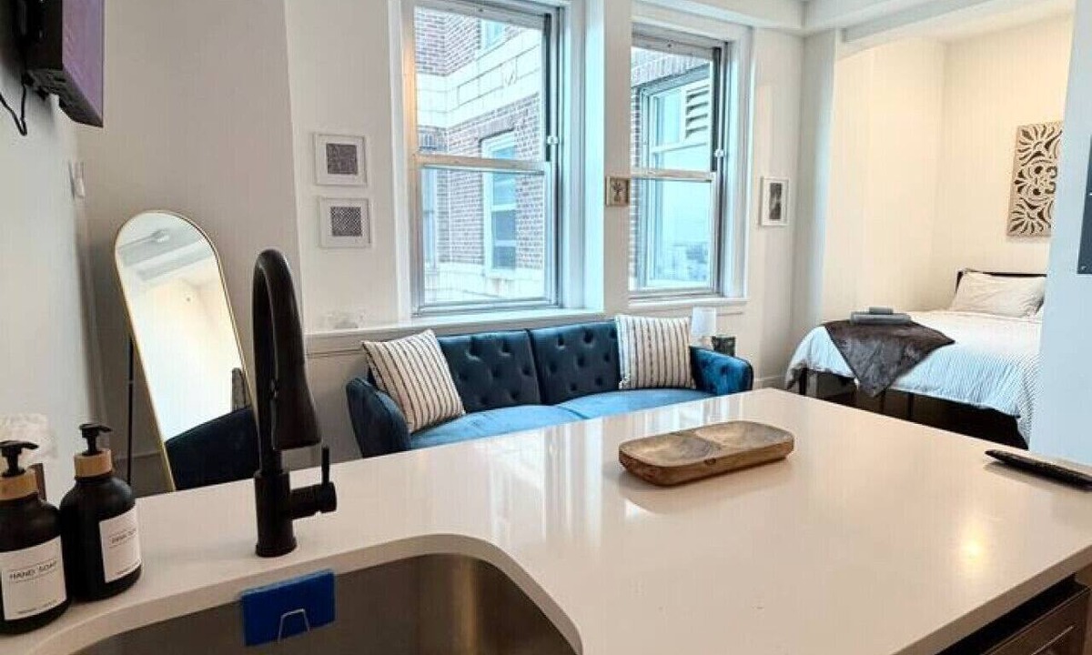 Downtown Apartment | Luxury Studio Near Yale | Gym, W/D & Fast WiFi