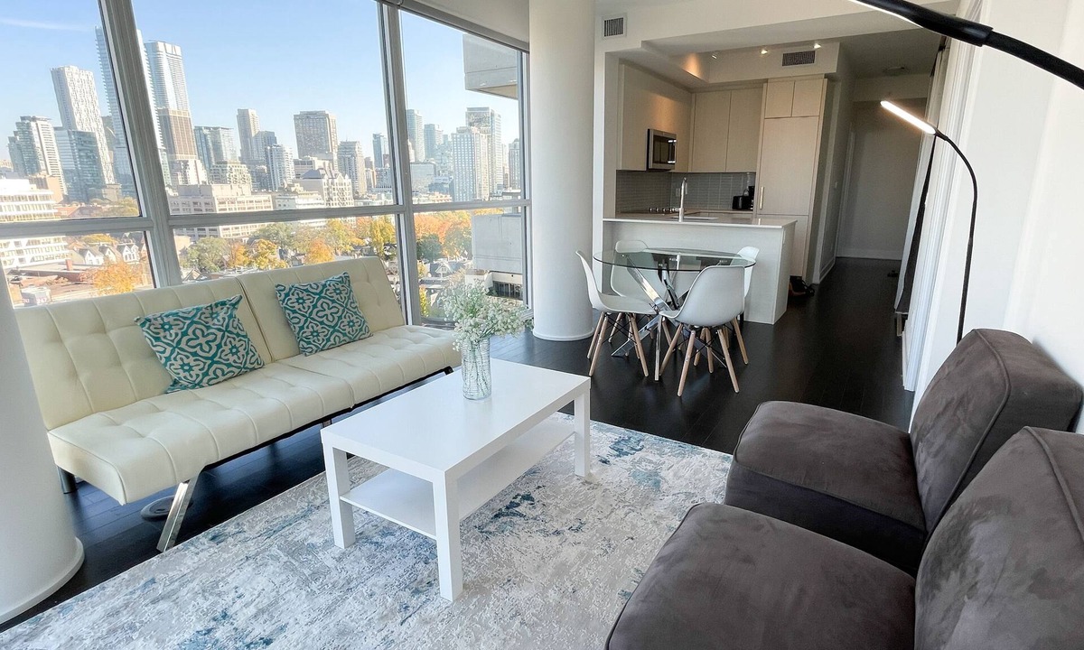 Midtown Toronto Condo | Luxury Toronto 3 bed 2 bath condo by 8 Subways! Yorkville/Annex