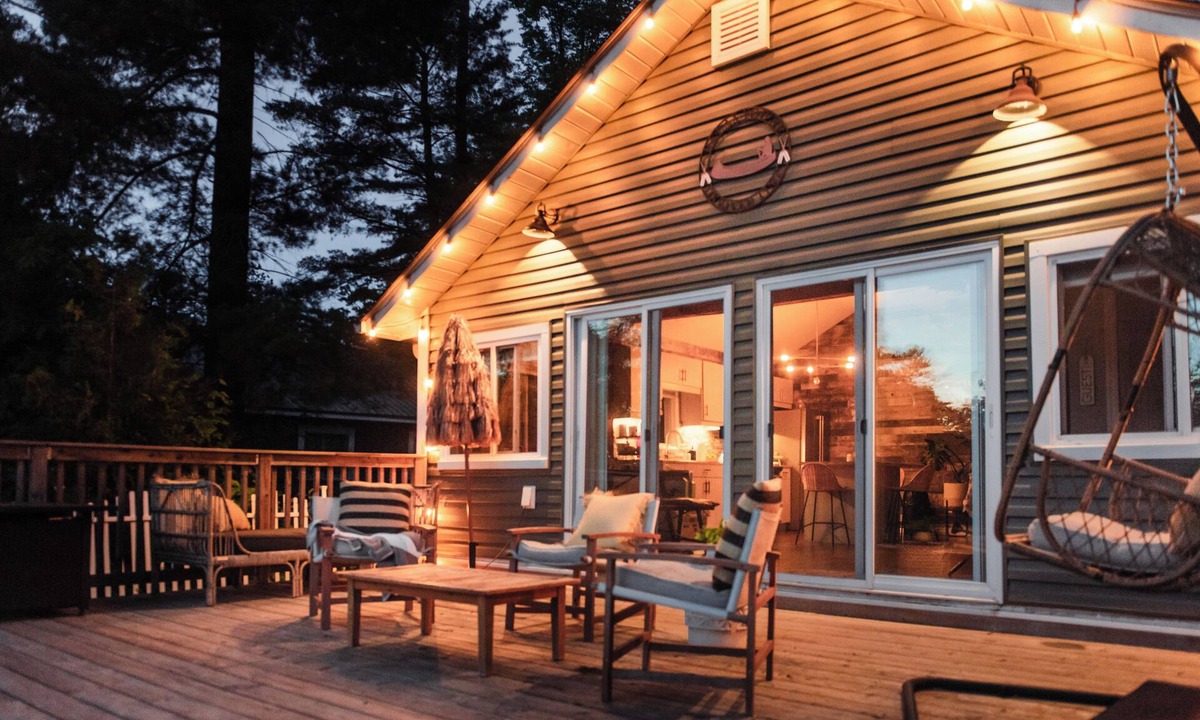 Rama Cottage | Luxury Waterfront Cottage with Hot Tub in Downtown Washago, Ontario