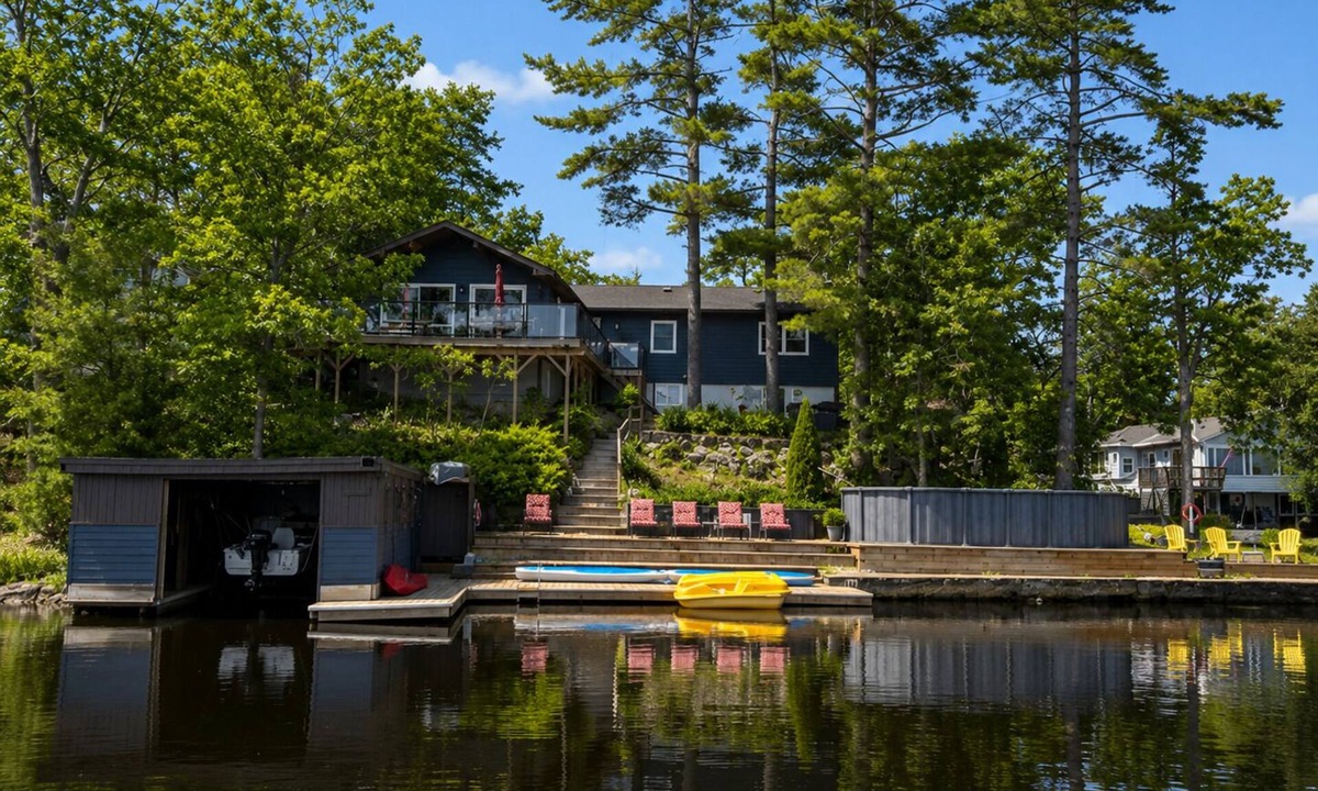 Bobcaygeon Cottage | Luxury Waterfront Estate with Swimming Pool, Hot Tub, Kayaks, Pedal Boat & Dock