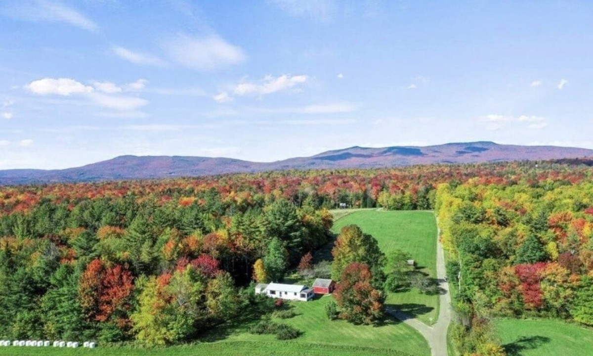 Weston House | Magical spot w-views -3 BR home - idyllic retreat yet close to everything