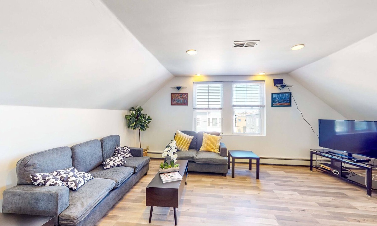 Dorchester House | Magnificent Apartment Near Bay, Loft, Dog-Friendly