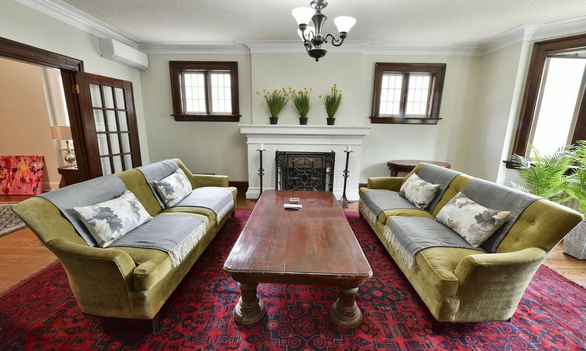 Sunnyside Apartment | Main Floor Apt Steps to High Park, Lake Ontario, dining, shopping;: Private deck