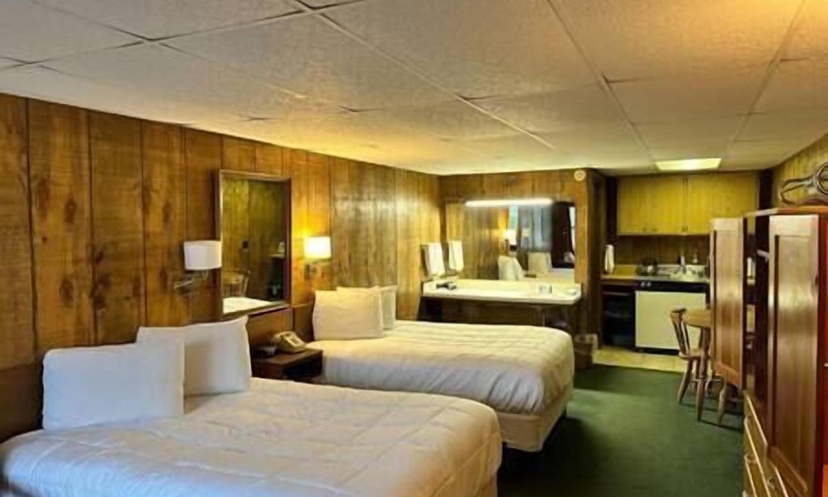 Hillcrest Hotel | Maple Leaf Inn - Lake Placid - Two Double bed with kitchenette