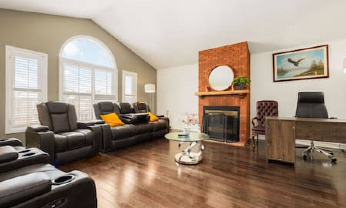 Pickering House | Maple Nest Pickering for your stay
