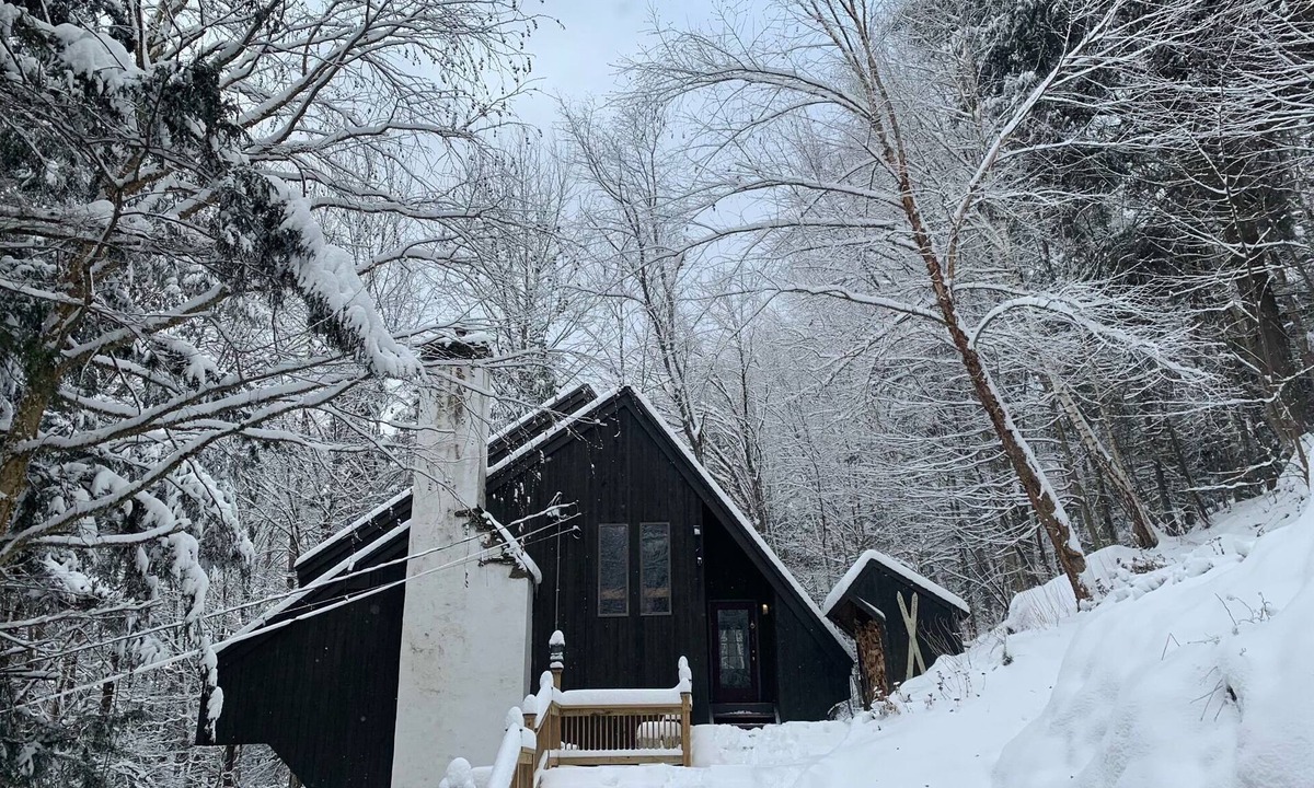 Bethel House | MapleDreams - Cozy Ski House w/Hot Tub on Wooded Lot