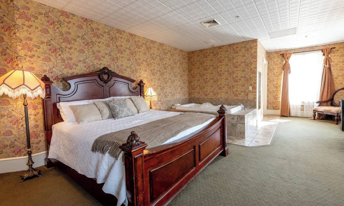 Geneseo Bed & Breakfast | Mark Twain Room - Big Tree Inn - In-Room Jacuzzi