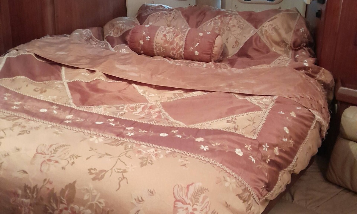 Delair Boat Rental | Marvelous 2-bedroom yacht walkable to public transportation for World cup