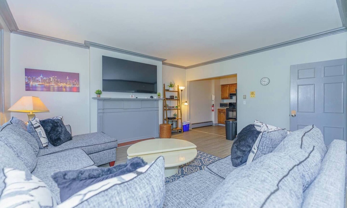 Downtown Albany Apartment | Massive 4BD/3BA 2-Fl Townhouse Apt Downtown Albany