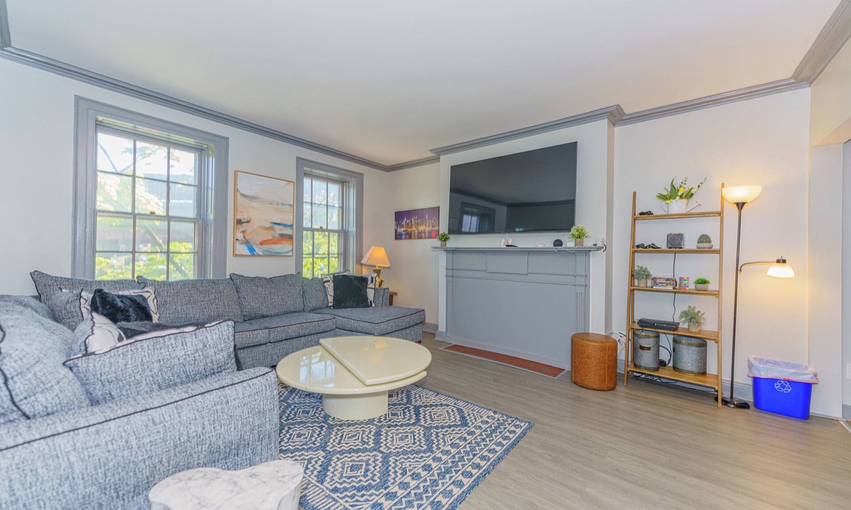 Downtown Albany House | Massive 5BD/4BA 3-Story Duplex @ Downtown Albany