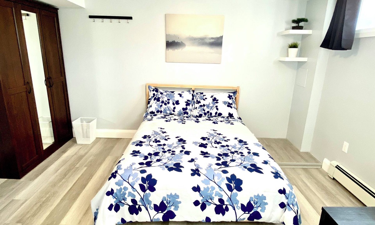 Ledbury - Heron Gate - Ridgemont - Elmwood Apartment | Master bedroom with private bathroom 10 min drive to Downtown & Ottawa Airport