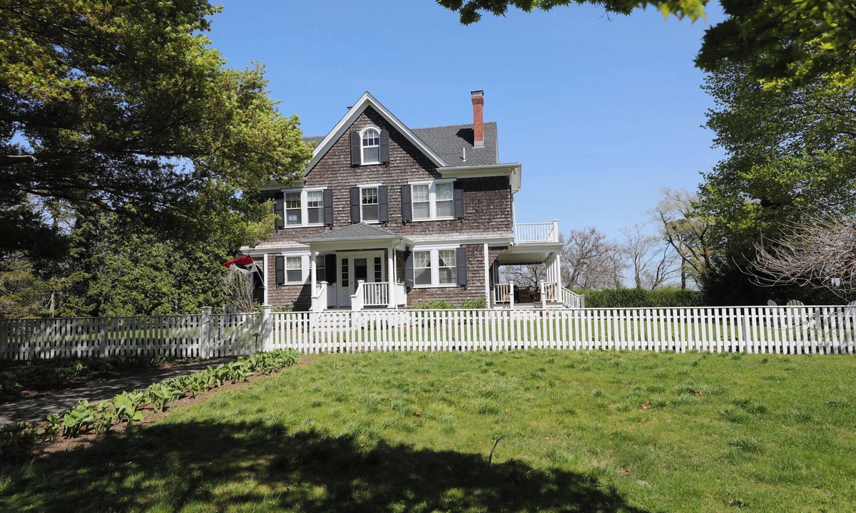 Tisbury House | Mill Hill - Walking Distance From Town And Ferry With Ocean View