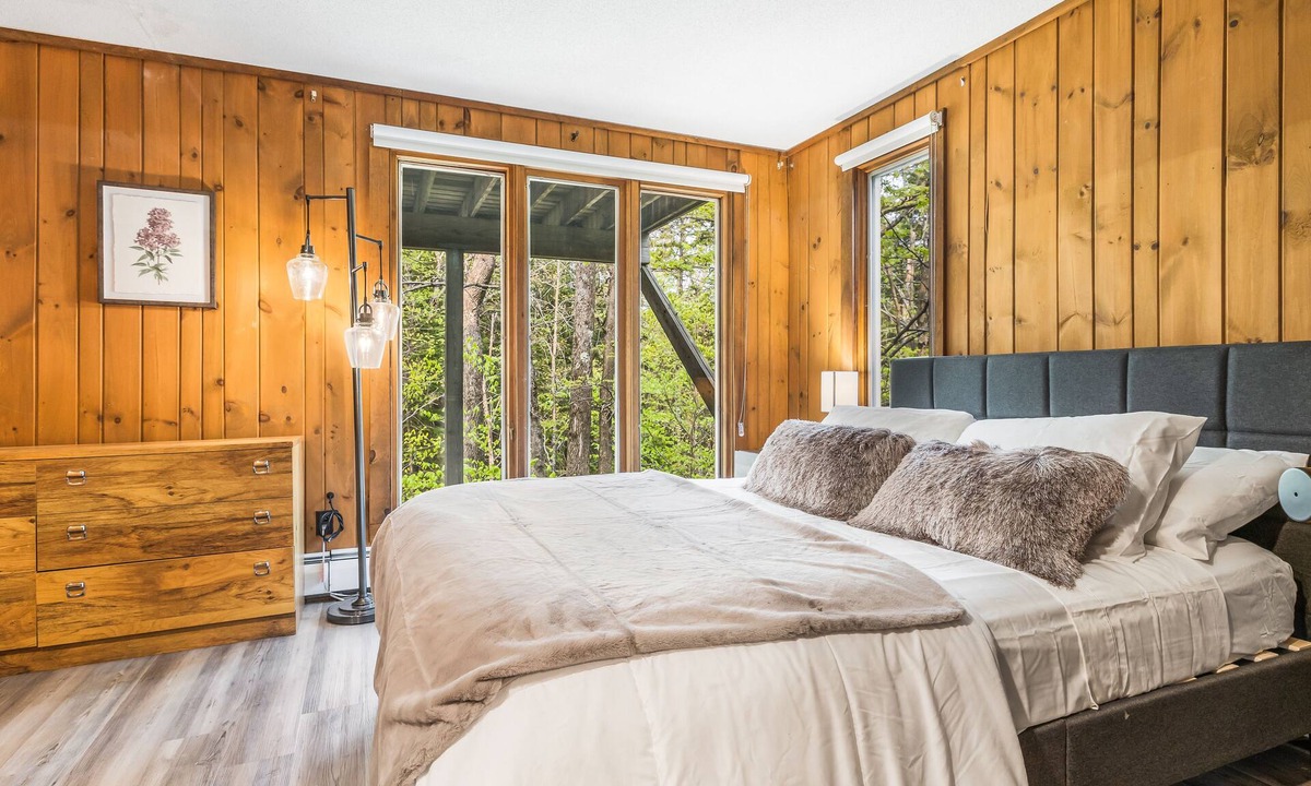 West Dover Ski Chalet | Minutes from gorgeous Mount Snow: Chalet with Hot Tub, Sauna, Game Room
