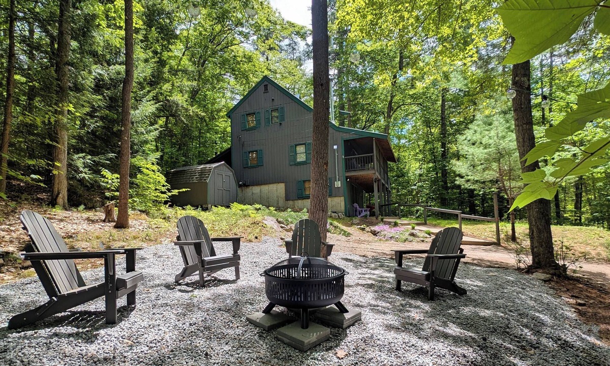 Eidelweiss Village House | Minutes to Beach Pet Friendly House w Firepit, Grill, 2 Kayaks + Screen Porch