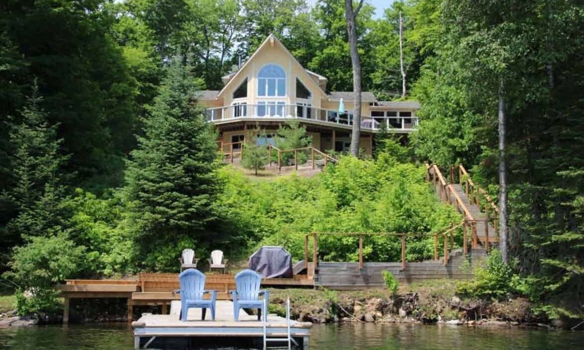 Dysart et al Cottage | Miskwabi Lake House - Five Bedroom Cottage, Sleeps 10