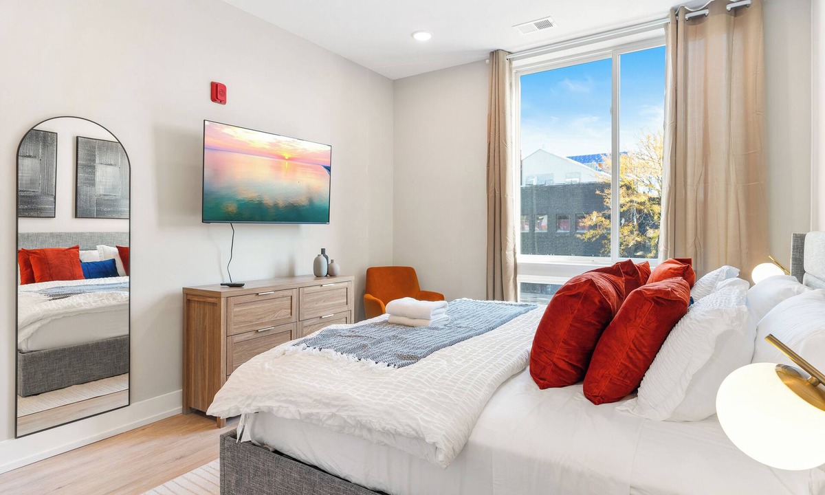 Northern Liberties Apartment | Modern 1-BD w/King Bed - Pier and Harbor Views! - Near Old City