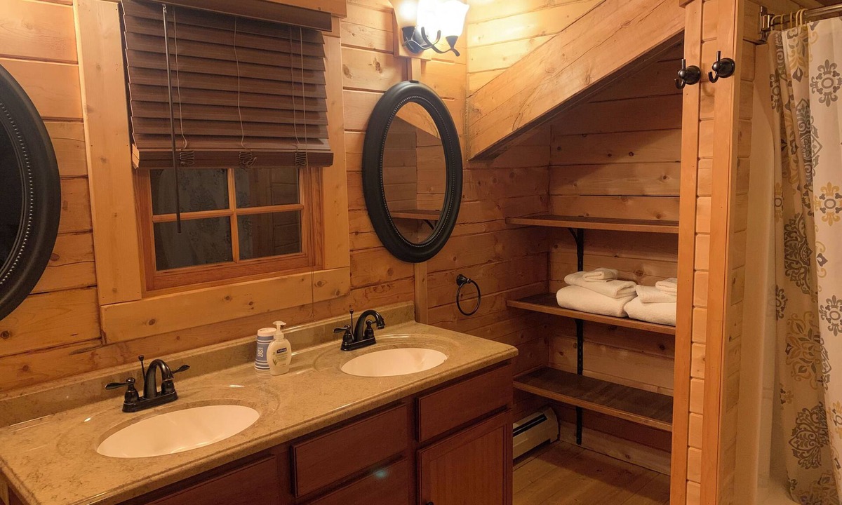 Bakersfield Cabin | Modern 3-BD mountain cabin with hot tub, loft & deck in Northern Vermont