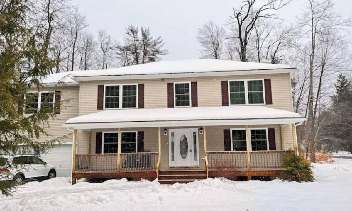Tobyhanna House | Modern 5 Bedroom Pocono house - Jacuzzi - Gameroom - Near Lake - Golf Couse