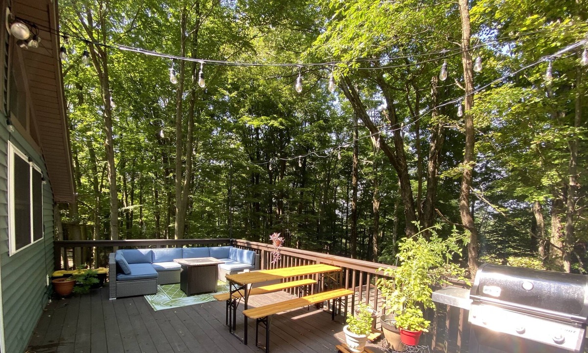 Lake Ariel Cabin | Modern and cozy- perfect for your Winter getaway!