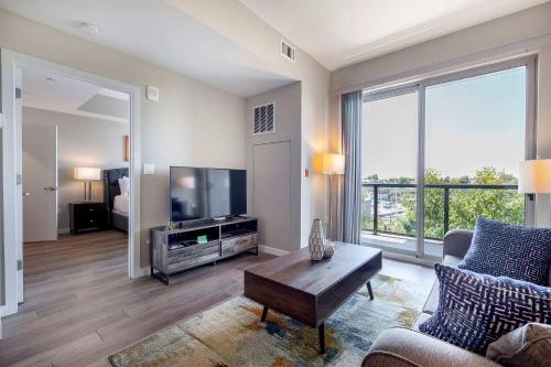 Stamford Apartment | Modern Apt with Luxury Amenities