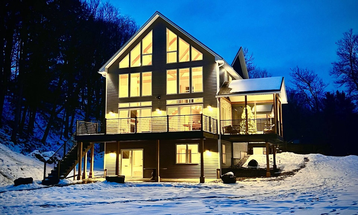 Stowe Area Ski Chalet | Modern Chalet Retreat | Close Stowe Mt. Resort & Village