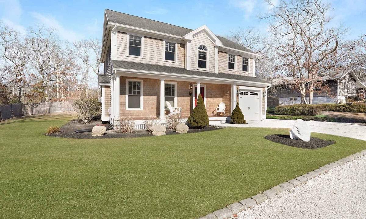 Oak Bluffs House | Modern Colonial Near The Lagoon