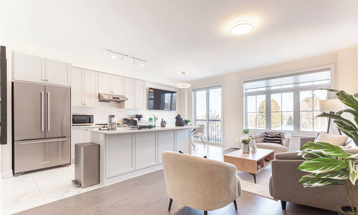 Gormley House | Modern Family Haven | 3BR Upstairs + Private Lower Suite