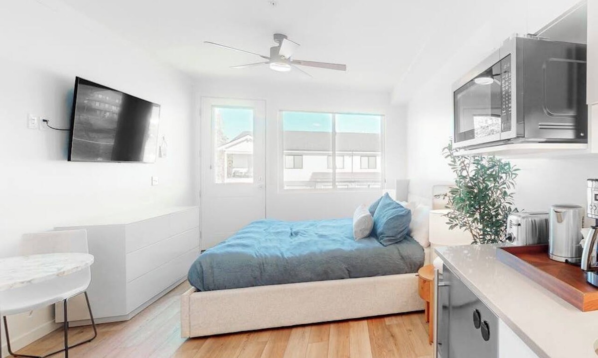 Fraser Condo | Modern ground-floor studio with mountain view, kitchenette & parking