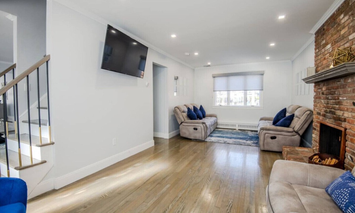Tallman House | Modern Home w. Large Dining Area | Playset & WiFi