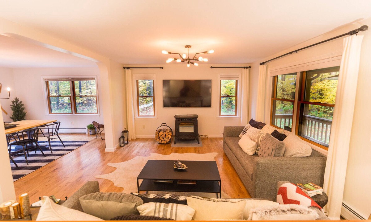 Jay House | Modern, Ideal Location, Family Friendly!