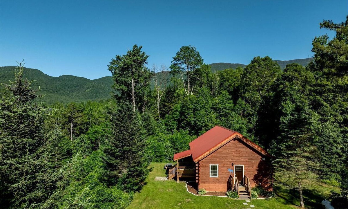 Warren Cabin | Modern Log Cabin with Fast Wi-Fi Near Sugarbush Resort & Warren Falls, Vermont