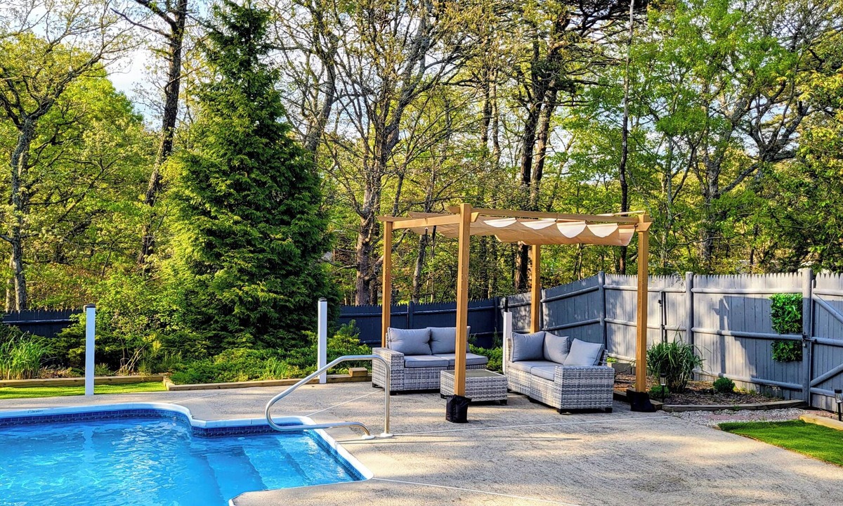 East Dennis House | Modern Oasis. Private Heated Saltwater Pool. Huge Lounge Deck. Beach Golf Bike.