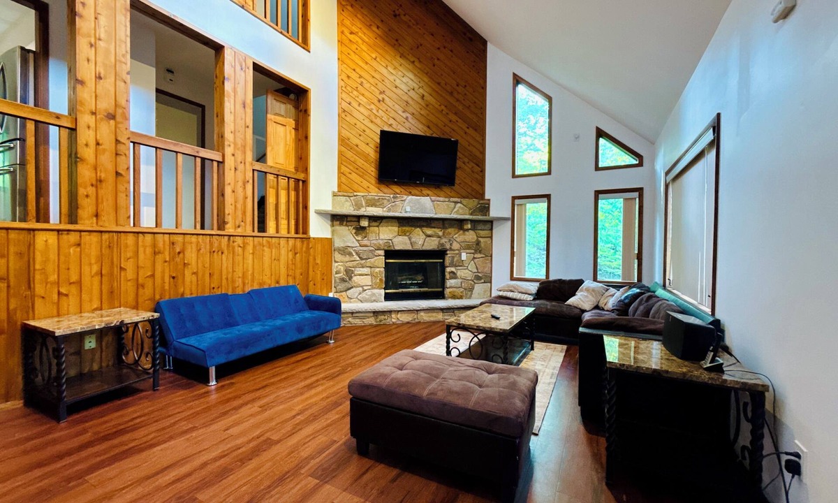 Bushkill House | Modern Poconos Retreat! Pools, SONOS, Roku TV, Sleeps 12 - Saw Creek Estates