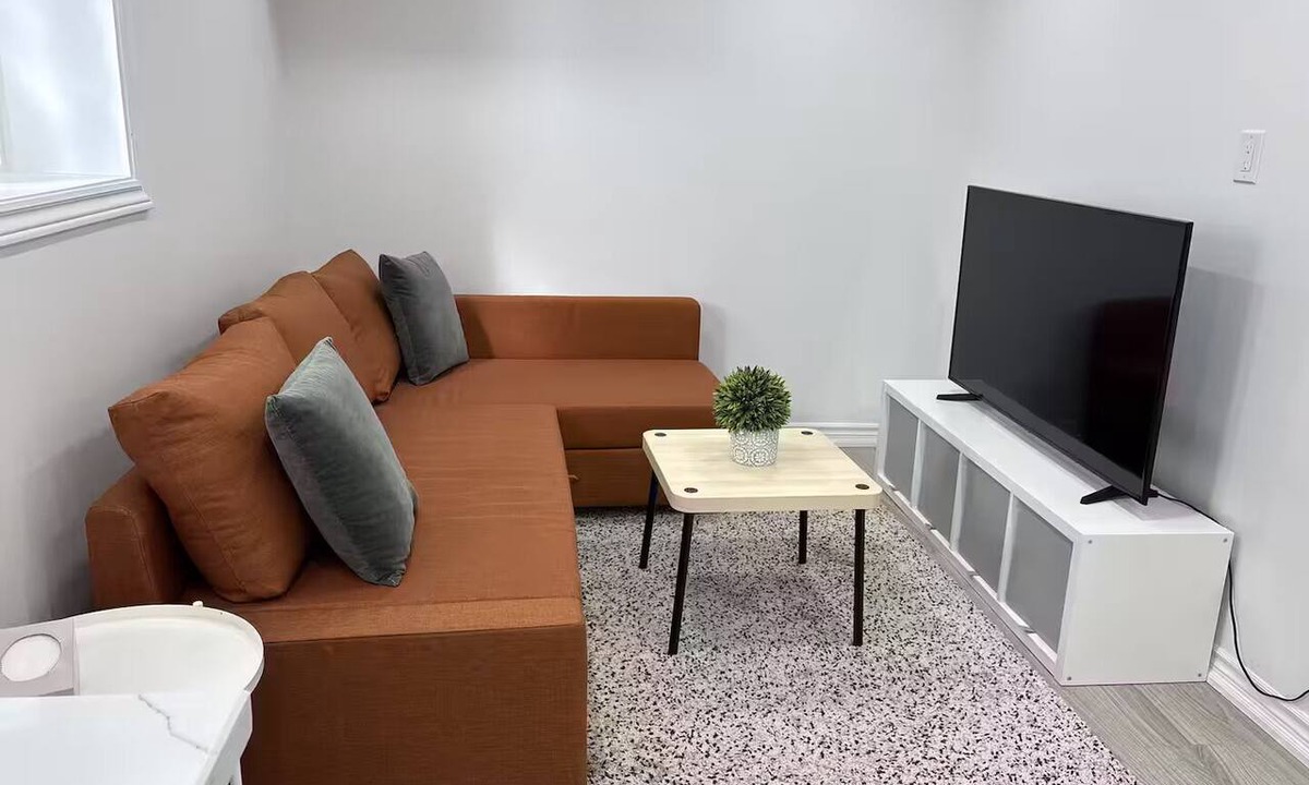 Halton Regional Municipality Apartment | Modern Private Basement Suite in Milton