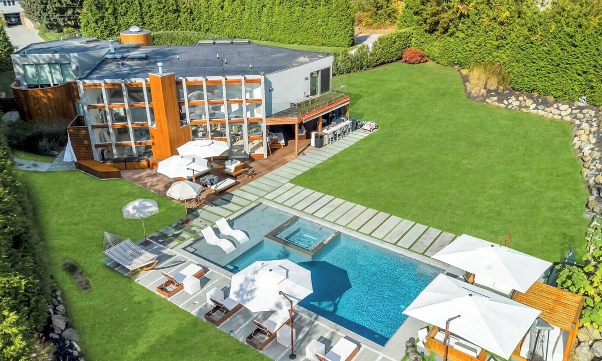 Shinnecock Hills House | Modern, resort-style retreat in the heart of Shinnecock Hills, luxurious.