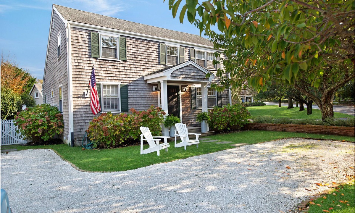 Edgartown House | Modern Saltbox in Edgartown Village