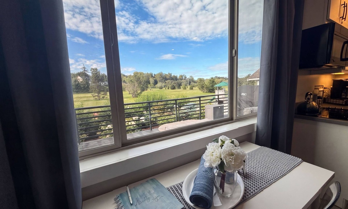 Ferndale Apartment | Modern Sandy Point studio: Golf Views & Beach Walk