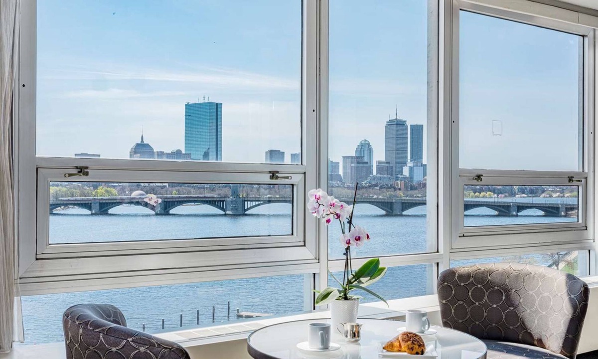 East Cambridge Hotel | Modern Stay | Near Cambridge Landmarks