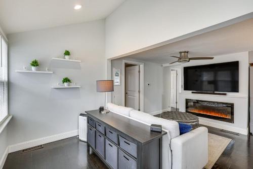Plymouth House | Modern Terryville Cottage w/Deck & Lake View!