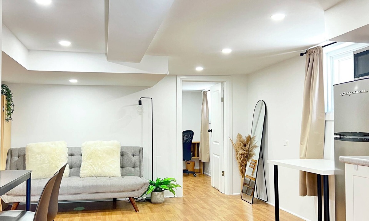Woodbine - Lumsden House | Modern Upper Beaches Home - 2min from Subway Station - Cozy home away from home