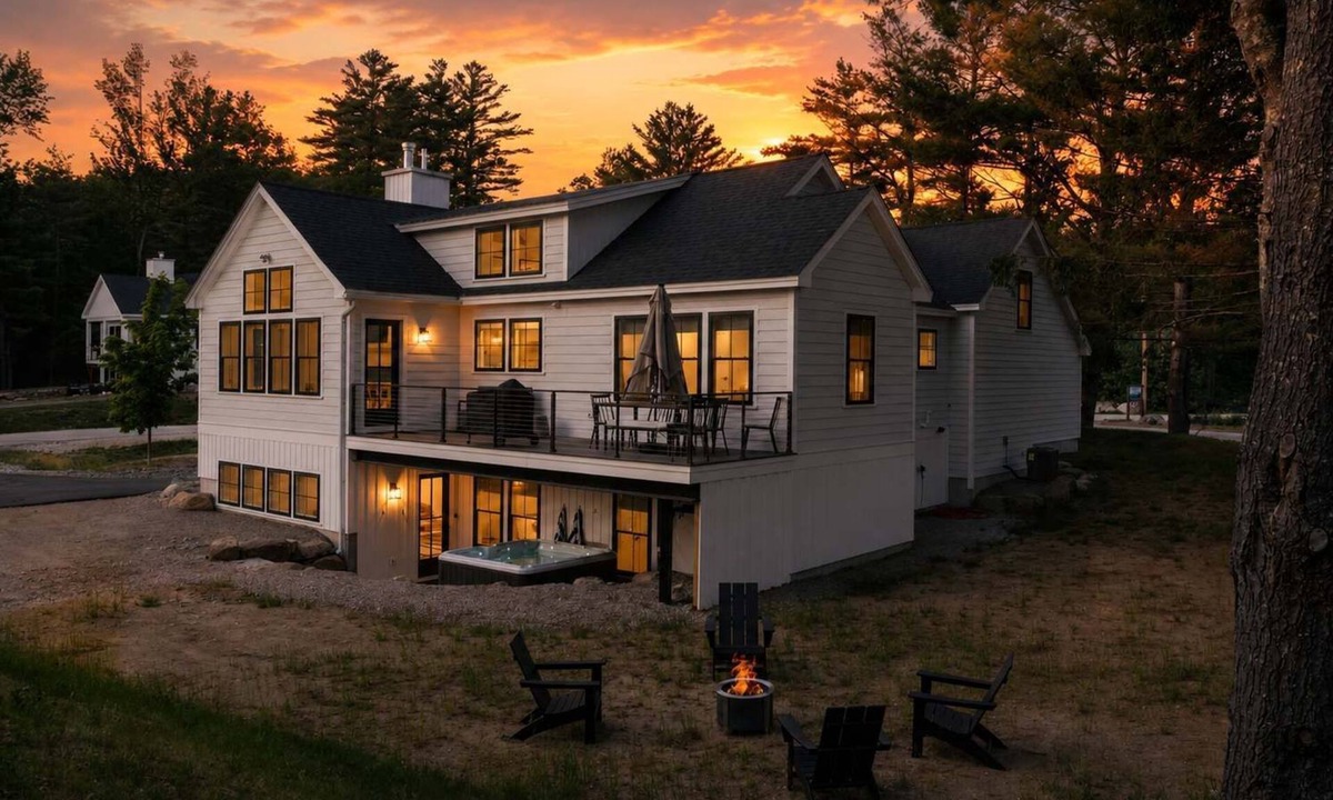North Conway House | Moon Meadow Farmhouse: luxury getaway w/hot tub