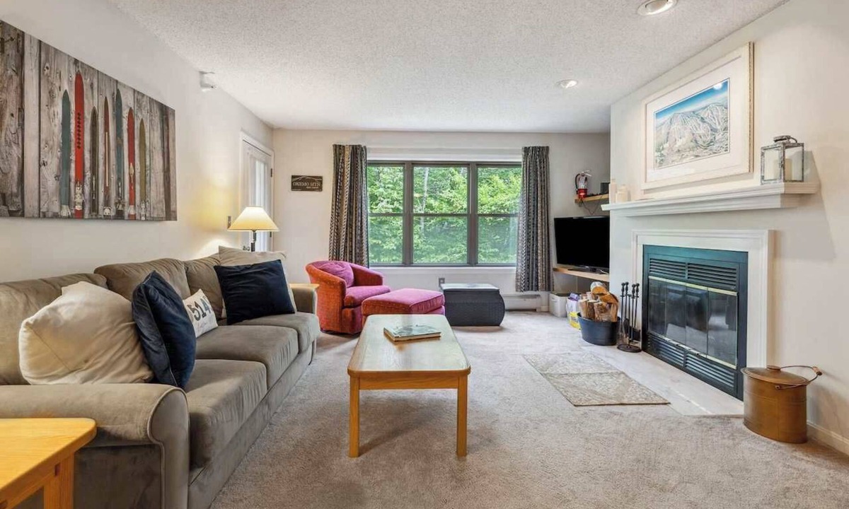 Ludlow Condo | Mountain Escape 3 BR Condo at Okemo w/Fireplace