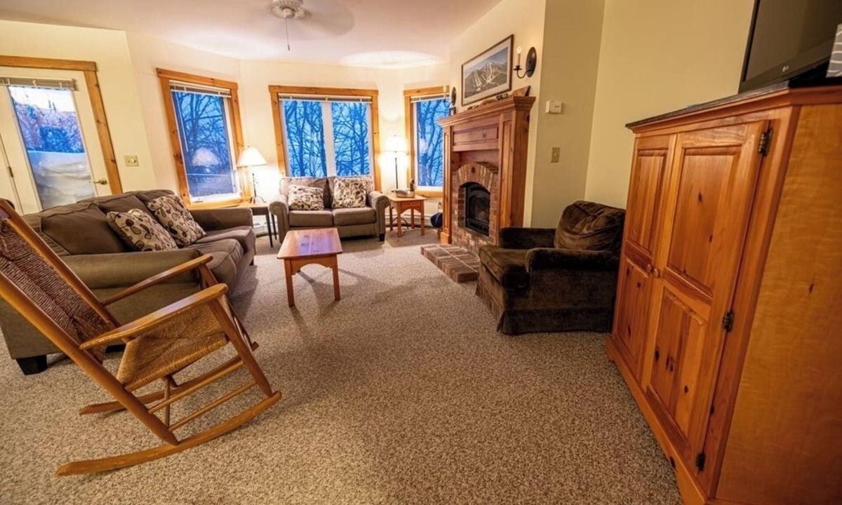 North Troy House | Mountains, golfing, hiking, tram and waterpark!